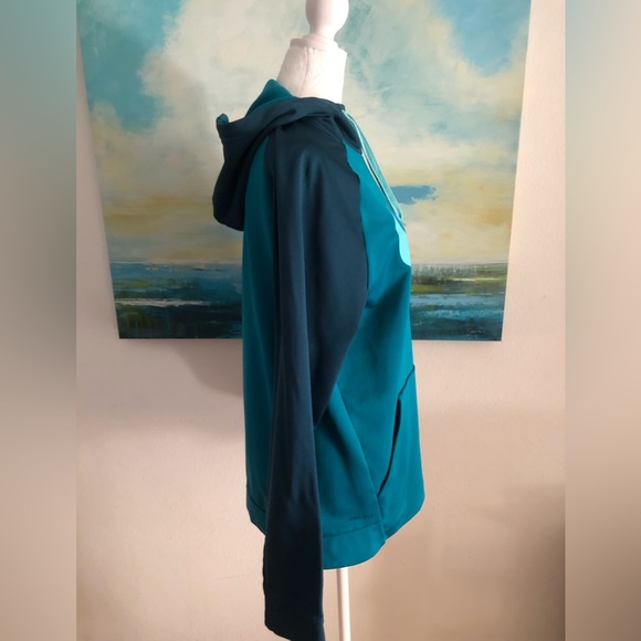 NIKE Hoodie - Soft and Like New - Picture 4 of 11